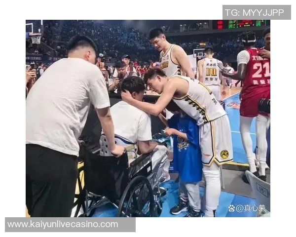 孙铭徽轮椅举杯庆祝首冠胡金秋泪洒赛场感动全场 孙铭徽轮椅举杯庆祝首冠胡金秋泪洒赛场感动全场